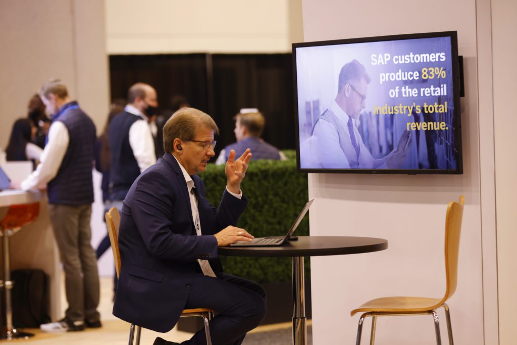 Attendees and vendors stayed busy during the busy afternoon hours at Cloud Wars Expo.