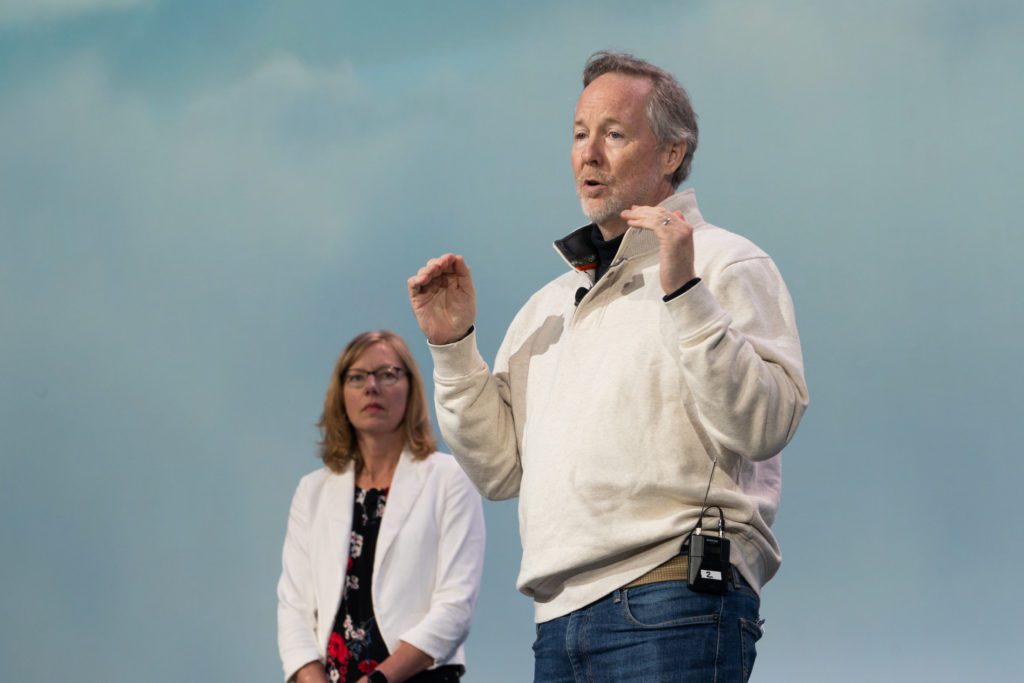 Cloud Wars founder Bob Evans introducing Microsoft's Rosie Mastrandrea in her sustainability talk.
