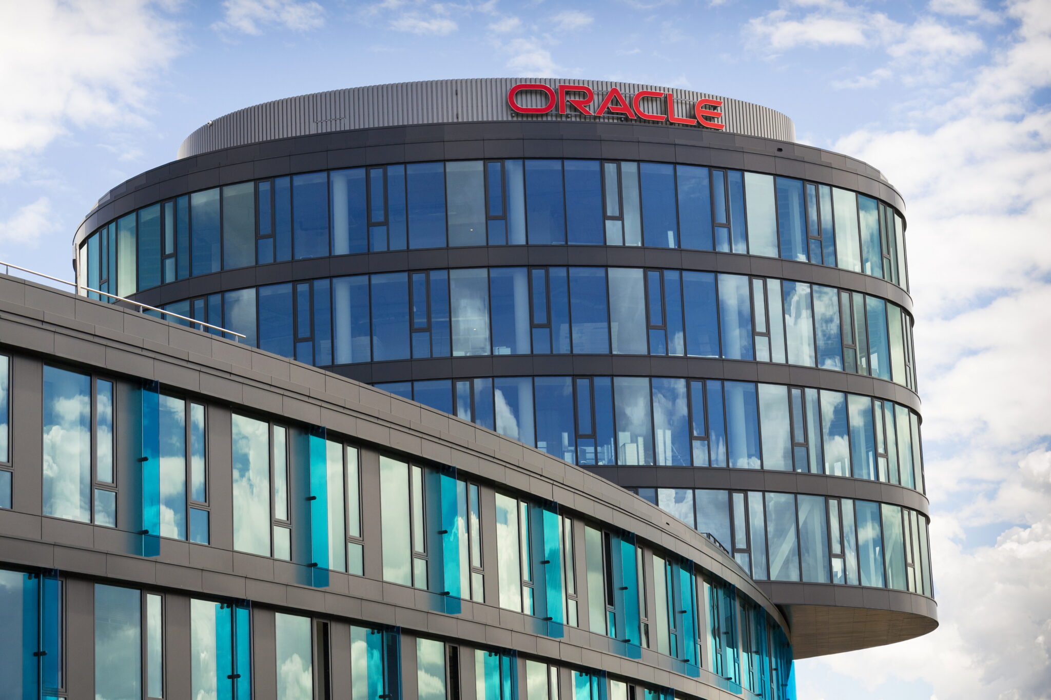 Oracle увеличивает расходы на реструктуризацию до 2,8 млрд долларов